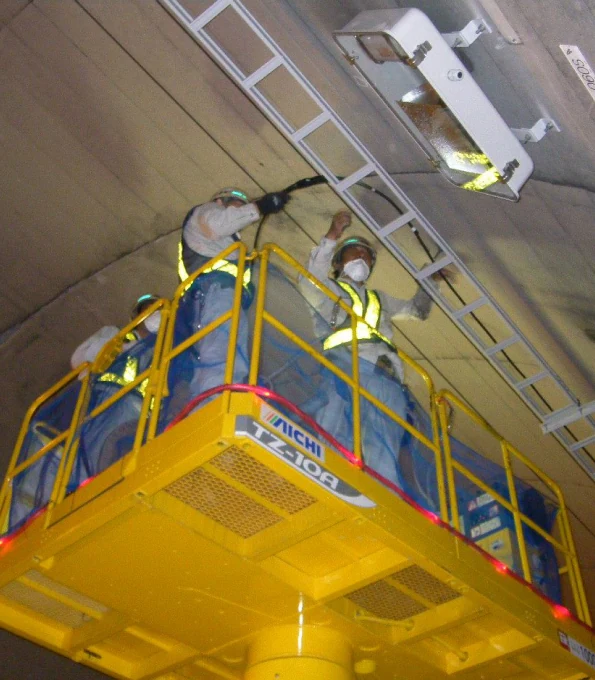 トンネル内での高所作業