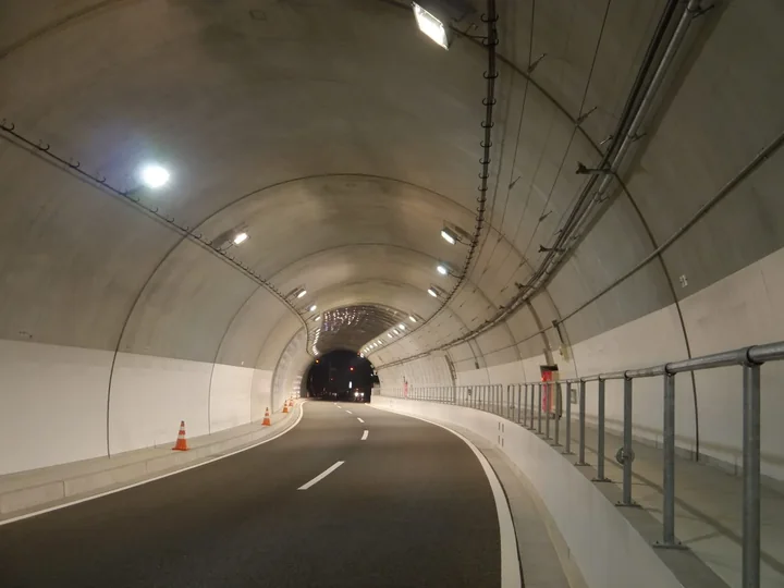 トンネル照明設備工事